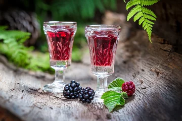 Abwaschbare Fototapete Alkohol Sweet liqueur made of alcohol and blackberries