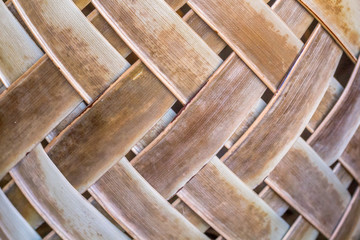 tressage de feuilles sèches de cocotier 