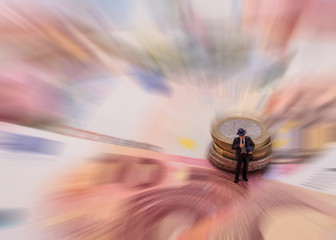 Politiker in der Eurokrise mit Münze vom Euro
