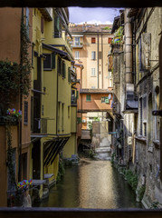 Fototapeta na wymiar Vista sul pittoresco canale delle Moline a Bologna