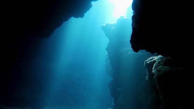宮古島　中の島チャネルの洞窟（下パン）