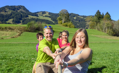 Teamgeist schulen beim Tauziehen