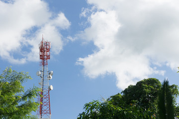 Obraz premium mobile tower antenna and blue sky bckground
