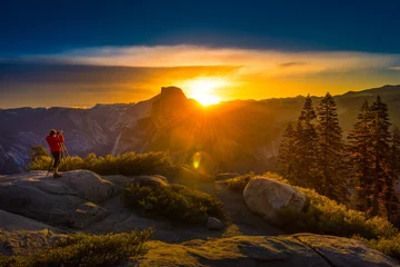 Foto op Aluminium Photographer Taking pictures of Sunrise Yosemite National Park G © Krzysztof Wiktor