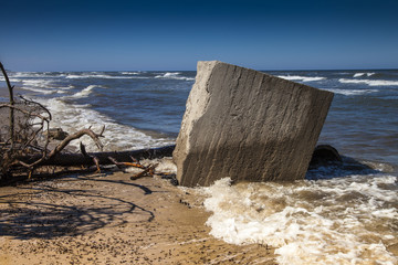 Dębki 2015 - blok betonu na plaży bałtyckiej