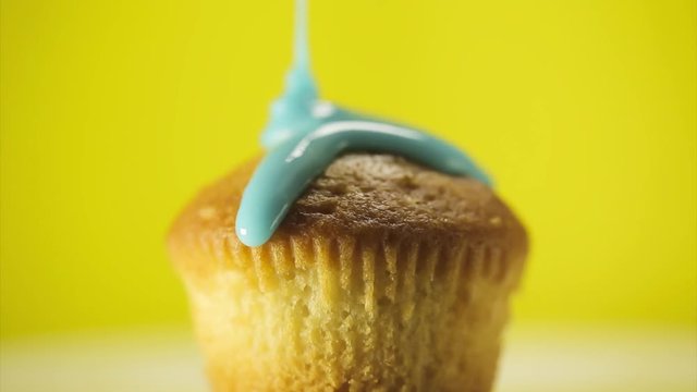 Warm sweet crem pour on cake
