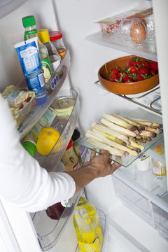 assiette d'asperges dans le réfrigérateur