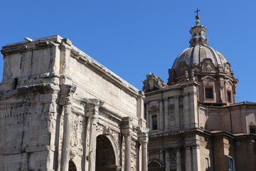 Fototapeta na wymiar Arc de Septime Severe et église Santi Luca e Martina à Rome