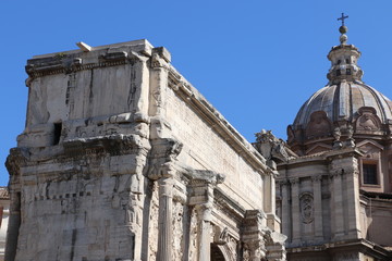 Fototapeta na wymiar Arc de Septime Severe et église Santi Luca e Martina à Rome
