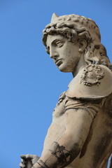 Fototapeta na wymiar Statue de Saint Michel au Château Saint-Ange à Rome