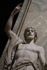 Statue dans la Basilique Santa Maria Sopra Minerva à Rome