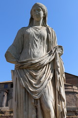 Fototapeta premium Statue antique de Vestale à Rome