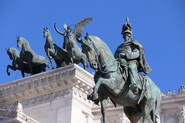 Fototapeta na wymiar Statue du monument à Victor-Emmanuel II à Rome 