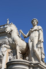 Obraz premium Statue de Castor à l’entrée de la Place du capitole à Rome