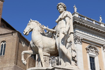 Fototapeta na wymiar Statue de Castor à l’entrée de la Place du capitole à Rome