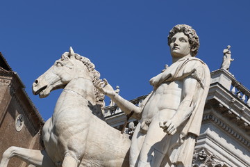 Statue de Castor à l’entrée de la Place du capitole à Rome
