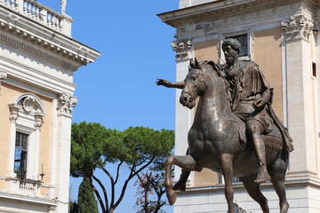 Obraz premium La place du capitole et la statue de Marc Aurèle 