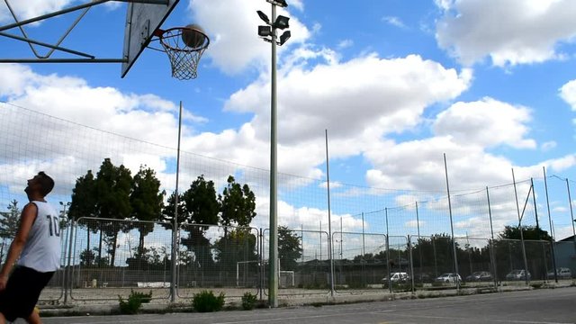 360 degrees shot in a basketball playground