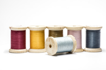Holzspulen mit farbigem Nähgarn
