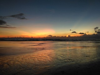 Piękny zachód słońca na Kuta Beach