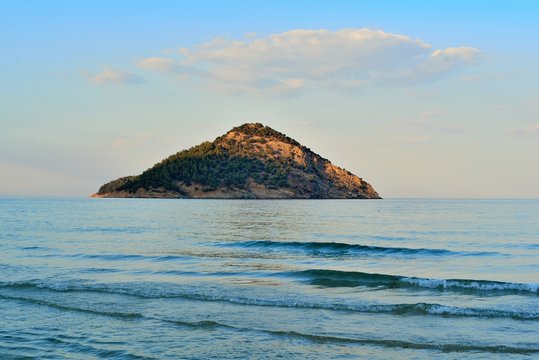 Kinira Island seen from Paradise Beach