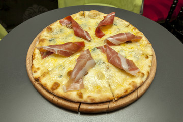 pizza with prosciutto