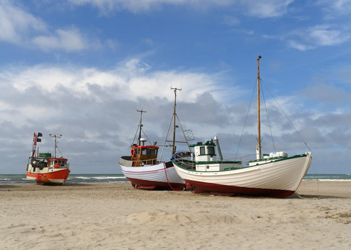 Fischkutter am Strand in Dänemark