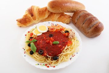 おいしそうなスパゲティとパン