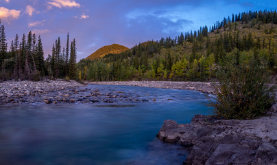 Sunrise view of elbow river and valley in kananaskis country, alberta, canada