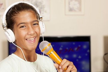 karaoke yapan kız çocuk