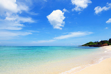 Obraz na płótnie Canvas 沖縄の美しい海とさわやかな空