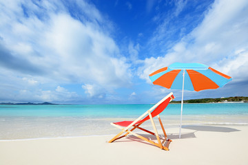 沖縄の美しい海とビーチパラソル