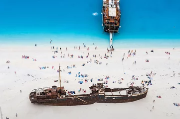 Photo sur Plexiglas Plage de Navagio, Zakynthos, Grèce Célèbre plage de Navagio, Zakynthos, Grèce, d& 39 un point de vue inhabituel