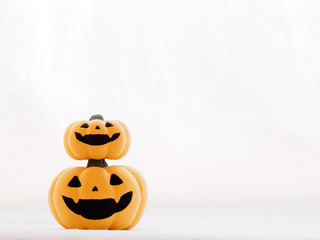 ２段に積まれた黄色いおばけカボチャ
