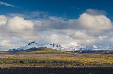 Obraz premium Icelandic mountais under clouds