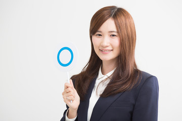 判定するスーツの女性