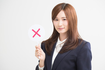 判定するスーツの女性