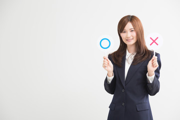 判定するスーツの女性