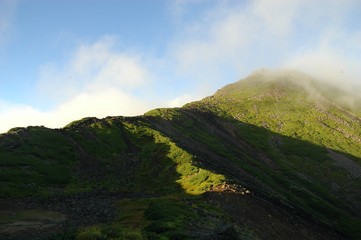 朝日を浴びる夏山