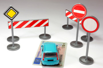 Führerschein und verschiedene Verkehrsschilder