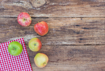 Frische reife Äpfel auf Holztisch
