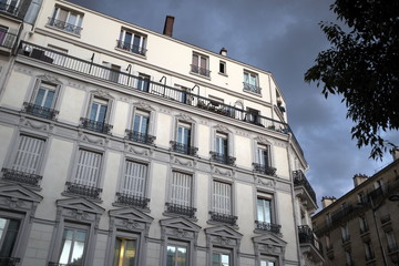 Immeuble parisien, ciel nuageux.