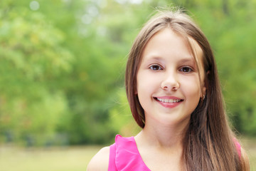 Fototapeta premium Portrait of little girl in the park