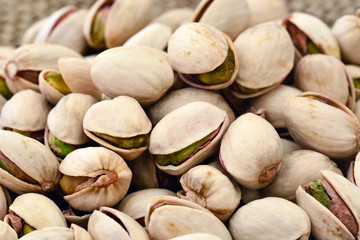 Nahaufnahme - Makro von Pistazien mit Schale / geröstet 
