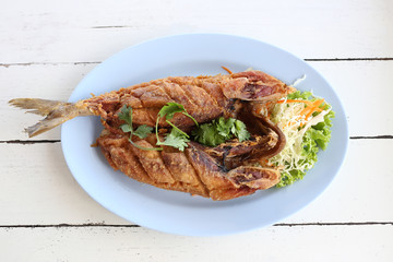 Fried Seriola fish in blue dish.
