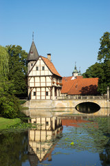Fototapeta na wymiar Torhaus und Schlossgraben vom Schloss Burgsteinfurt, Nordrhein-Westfalen