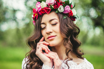 Naklejka premium Bride in white dress in a garden