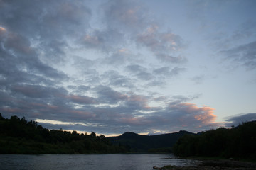 Вечер закат над рекой в горах 