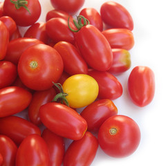 pomodori piccoli gialli e rossi isolati su sfondo bianco