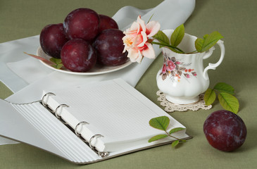 Jar and Bowl Of Fine Bone China. Traditional English Style. Blan